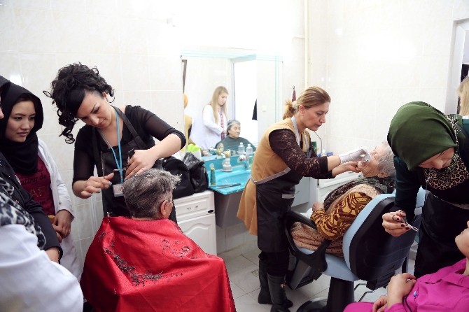 Kursiyerlerden Yaşlılara Cilt Bakımı