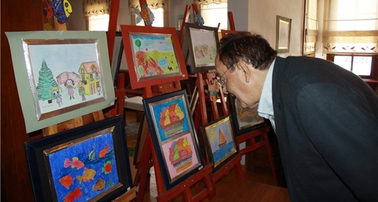 Çubuk'ta "Çocuklar Hep Gülsün, Renkli Dünyalar" sergisi