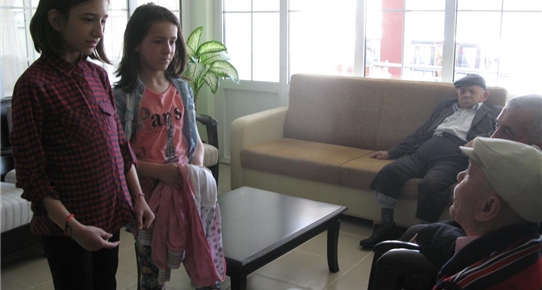 Çocuk Meclisi üyelerinden huzurevine ziyaret