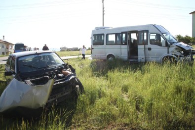 Okul Servisi İle Otomobil Çarpıştı :3 Yaralı
