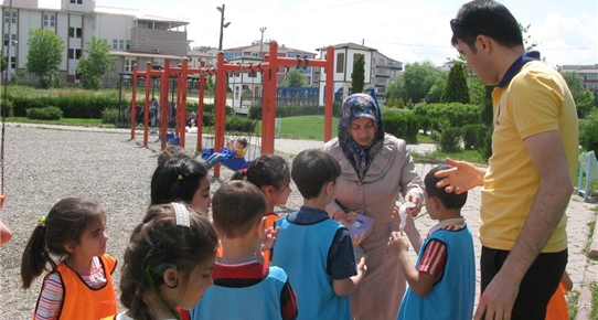 Çubuk'ta "minik eller"den çevre temizliği