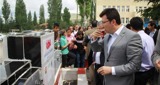 Okul çeşmesinden şerbet akıyor