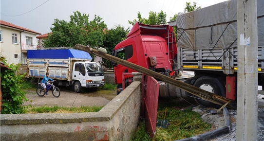 Çubuk'ta trafik kazası: 3 yaralı