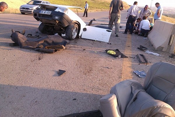 Çubuk'ta bariyere çarpan otomobil ikiye bölündü: 1 yaralı