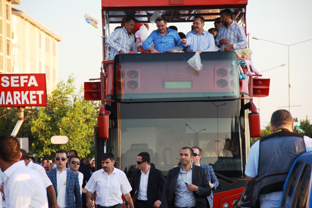 Başkan Gökçek ve Başkan Acehan’dan çocuklara bayram hediyesi