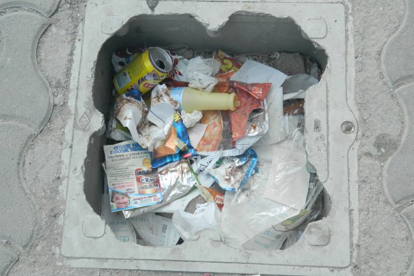 KALDIRIMLARDAKİ KUTUCUKLAR DA ÇÖPLÜK...