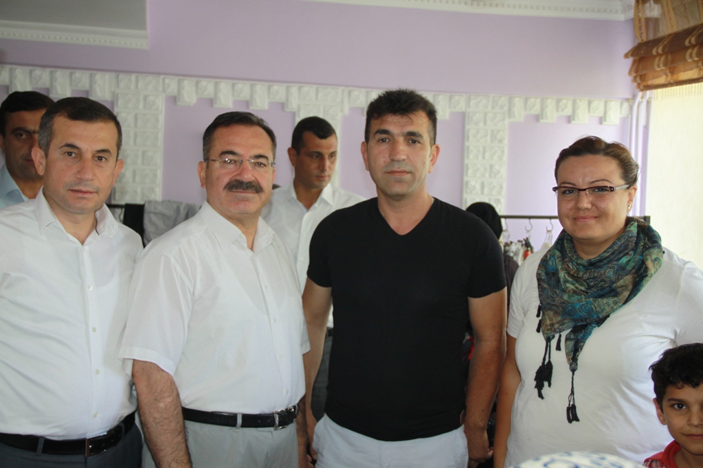 KENT KONSEYİNDEN SURİYELİLERE VE ÇADIRLARI SU BASAN TARIM İŞÇİLERİNE GİYSİ YARDIMI