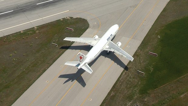 Esenboğa'da piste, otomobil ile daldı