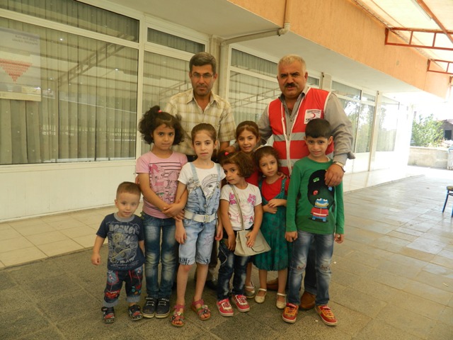 KIZILAY’DAN GİYECEK YARDIMI...