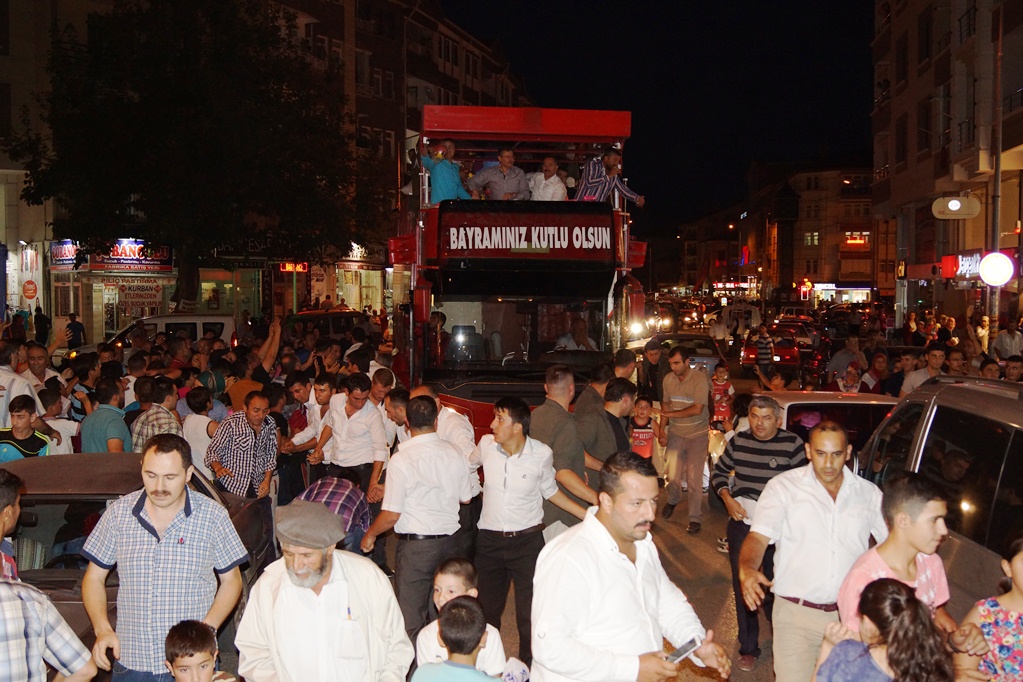 Gökçek ve Acehan çocukları sevindirdi