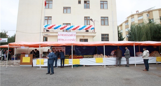 Fatih Talebe Yurtlarında öğrenciler yararına kermes
