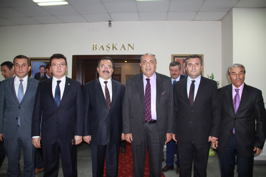 Tuğrul Türkeş: Süs biberi, köşe yastığı gibi...