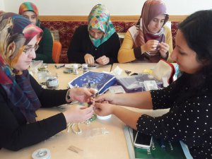 Öğrenciler eğitim görürken veliler de kendilerine özel olarak hazırlanan salonlarda takı kursuna katılıyor