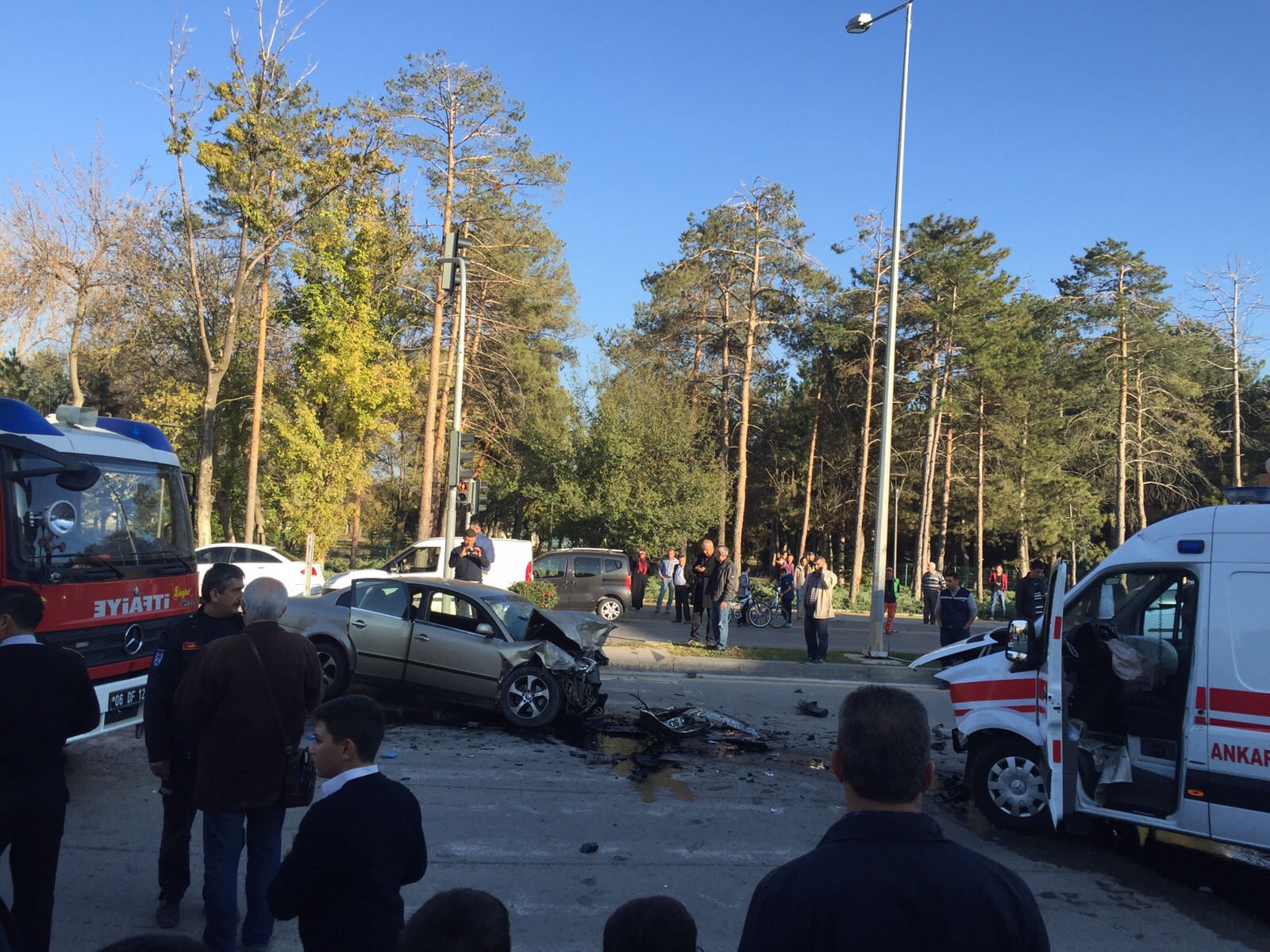 Otomobil İle Ambulans Çarpıştı  3 Yaralı