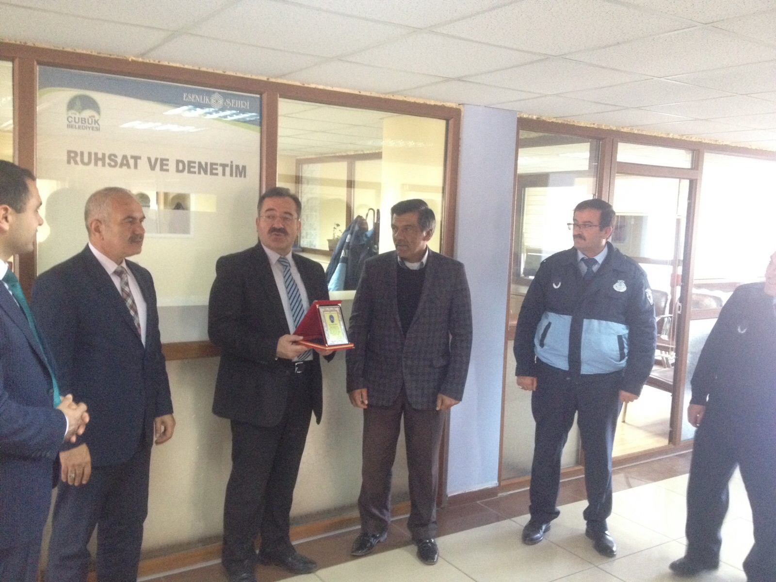 Başkan Acehan, 28 Yıllık Hizmete Plaketle Teşekkür Etti