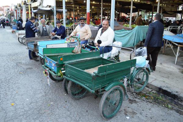 Emekli Topçu'nun ekmek teknesi, pazardan taşımacılık