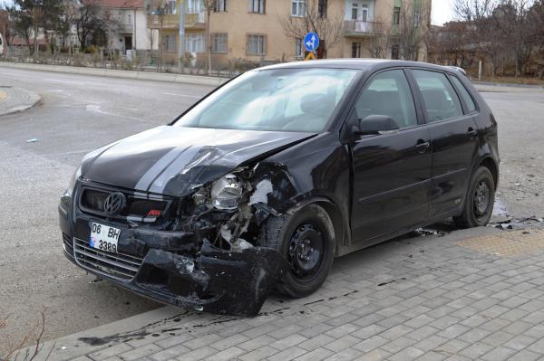 Kavşakta 2 otomobil çarpıştı: 2 yaralı