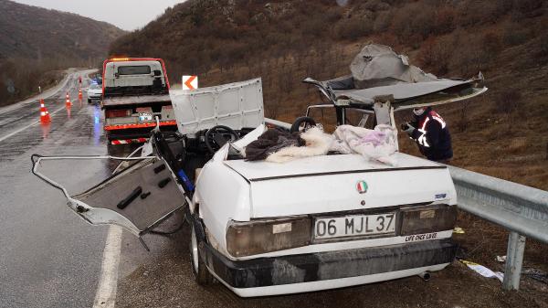 Otomobil, TIR'ın dorsesine çarptı: 1 ölü, 2 yaralı