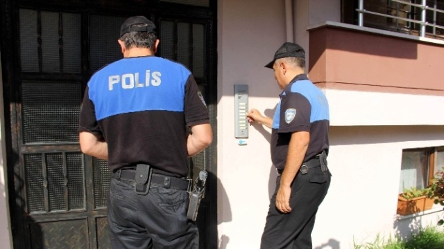 HER ZİL ÇALANA KAPIYI AÇMAYINIZ...