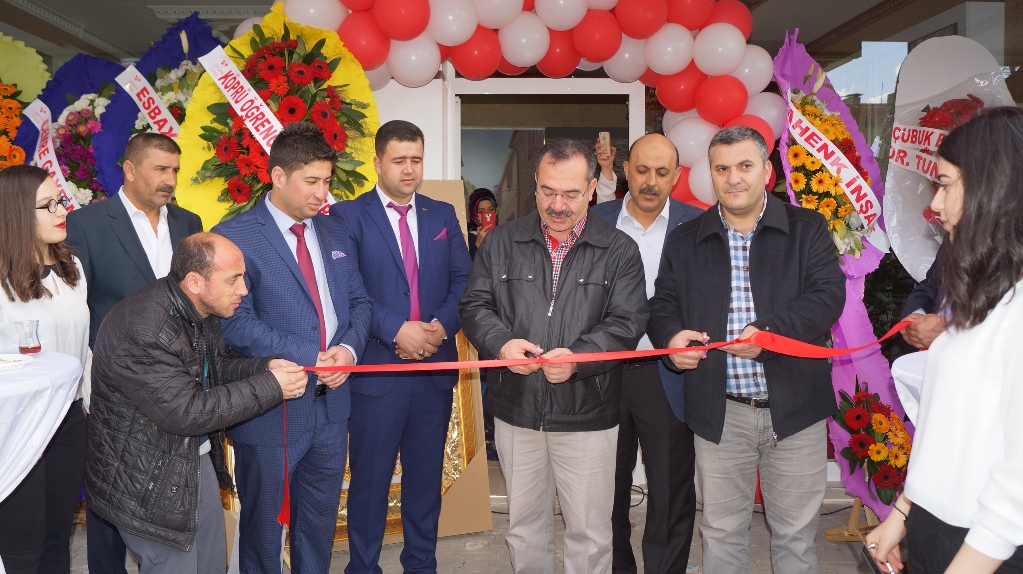 Çubuk’un ilk duvar kağıdı mağazası açıldı