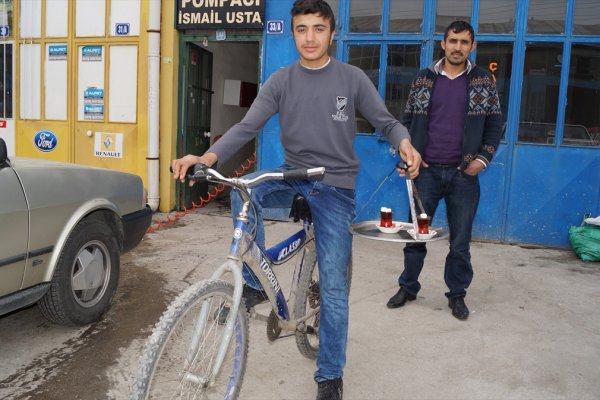 Bisikletli Çaycı, Hızlı Servisiyle Takdir Topluyor
