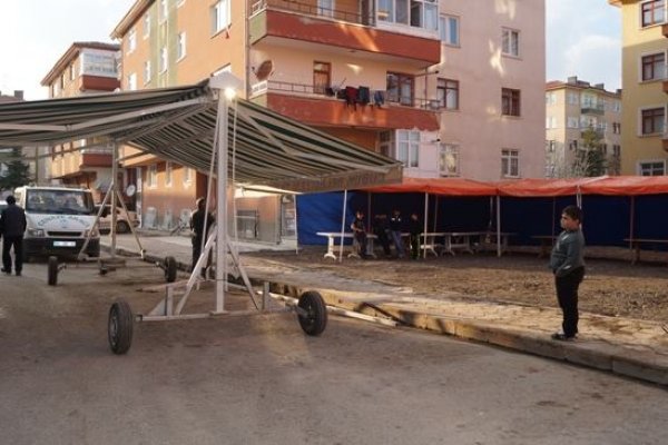 ŞEHİT EMRE TUNCANIN EVİNİN ÖNÜNE TAZİYE ÇADIRI KURULDU