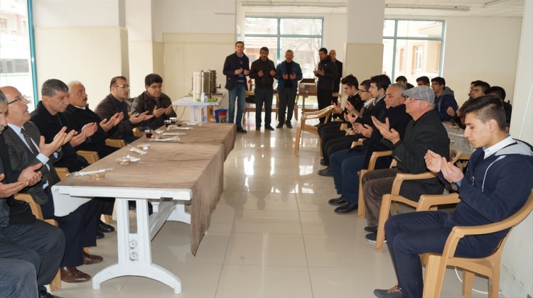 Şehidin ailesini, mezun olduğu okulun öğrencileri yalnız bırakmıyor