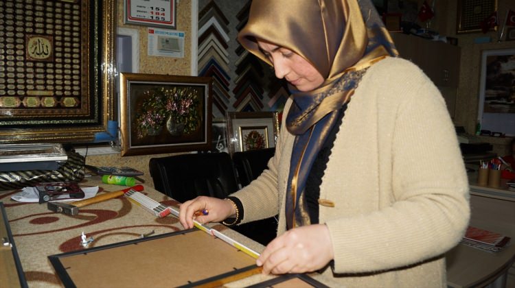 Sanatsal çerçeve üreterek aile bütçesine katkıda bulunuyor