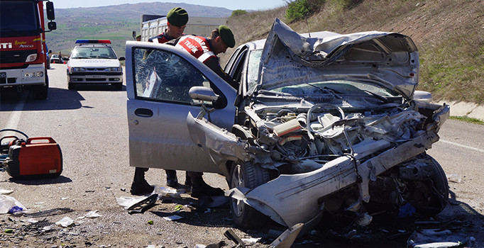 Çubuk'ta iki otomobil çarpıştı: 2 ölü, 2 yaralı