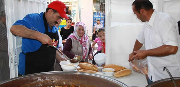 Çubuk'ta 28 Yıldır İhtiyaç Sahiplerine İftar Veriliyor