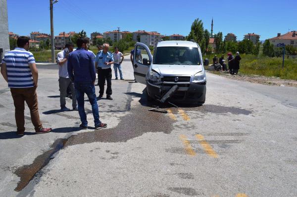 Çarpışan 2 otomobil yola savruldu: 3 yaralı