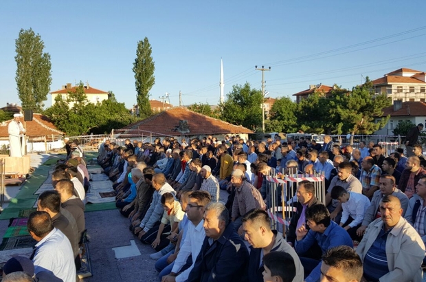 Caminin Temelleri Üzerinde Bayram Namazı Kıldılar