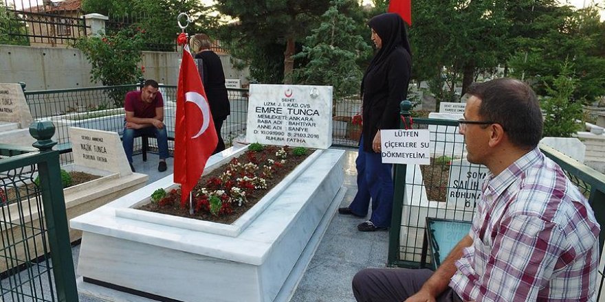 Şehit oğullarının kabrini yalnız bırakmıyorlar