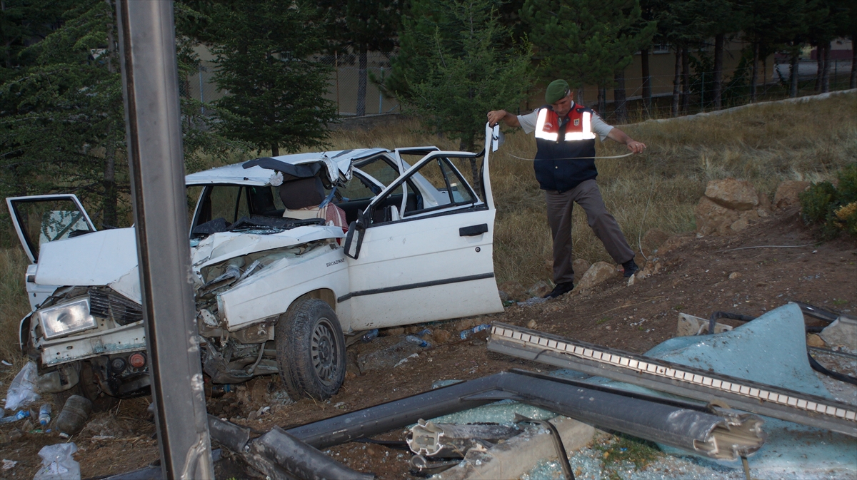 Otomobil Otobüs Durağına Çarptı 4 Yaralı