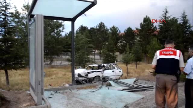 Otomobil Otobüs Durağına Çarptı 4 Yaralı