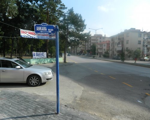 TRAFİK İŞARET LEVHALARINI KORUMAMIZ GEREKİR...