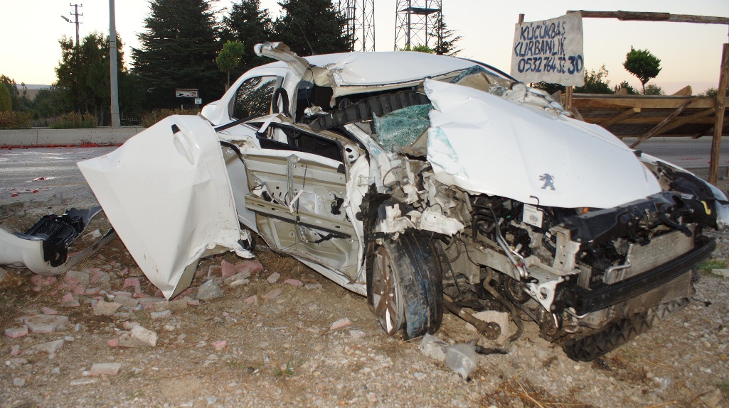 Çubuk'ta Otomobil Traktörle Çarpıştı: 4 Yaralı