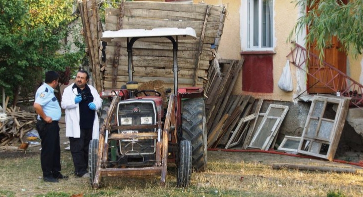Traktör Römorkunun Altında Kalan Kadın Öldü