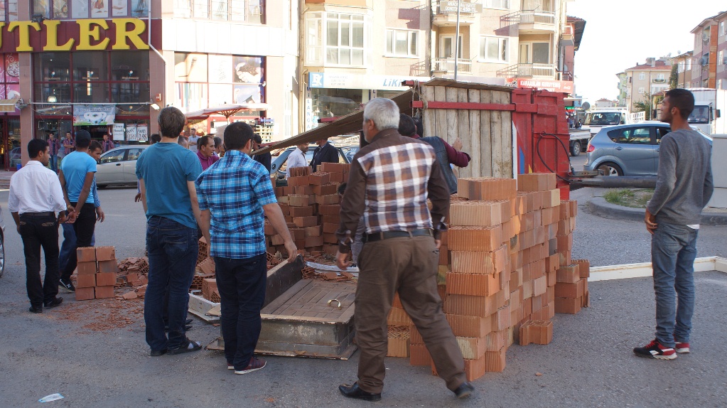 Traktör devrildi tuğlalar yola savruldu