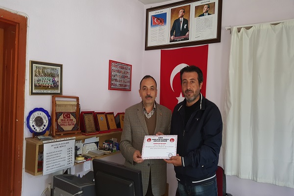 Engellilerden, terör mağdurları derneğine plaket