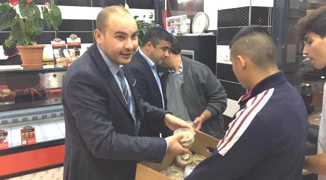 ÇUBUK ÜLKÜ OCAKLARI AŞURE DAĞITTI