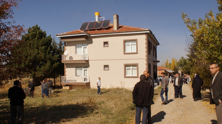 Çubuk'ta, evinin çatısından düşen 59 yaşındaki kişi hayatını kaybetti.