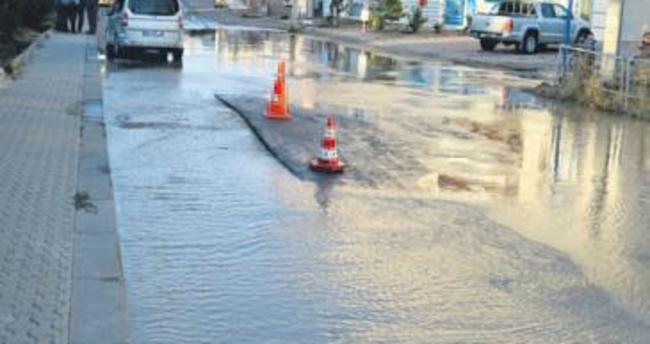 Su borusu patlayınca Çubuk yolları dereye döndü