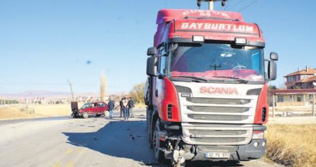 Çubuk’ta TIR ile otomobil çarpıştı, 3 kişi yaralandı