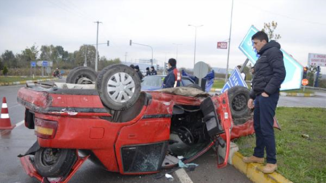 Kavşakta 2 Otomobil Çarpıştı: 3 Yaralı