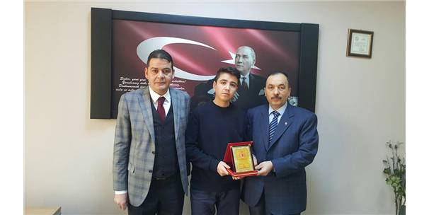 Muhtardan TEOG birincisi Çayır'a plaket