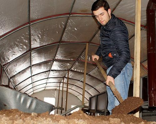 İşsiz genç solucan gübresi üretim tesisi kurdu