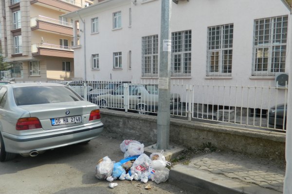 ZAMANSIZ ÇÖP ATMALAR DEVAM EDİYOR...