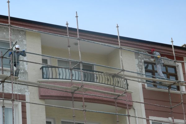 UYARILAR İŞE YARAMIYOR: İŞÇİLER BARETSİZ VE KEMERSİZ ÇALIŞIYORLAR...