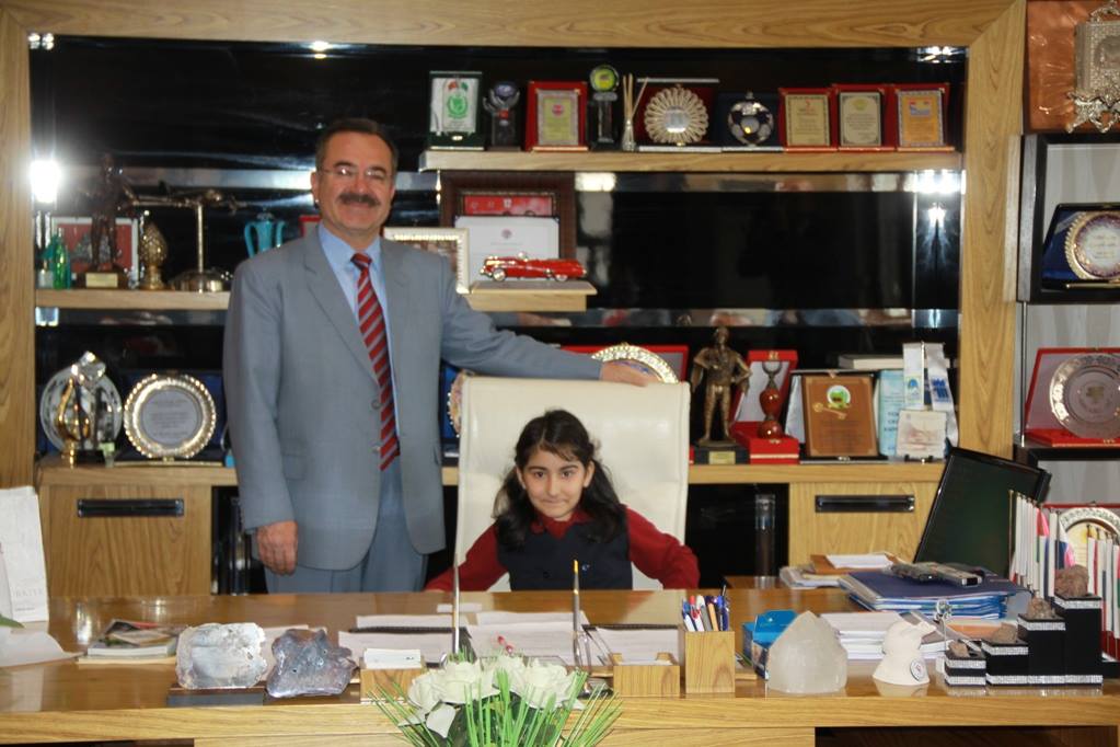 Başkan Acehan koltuğunu minik Ayça'ya bıraktı